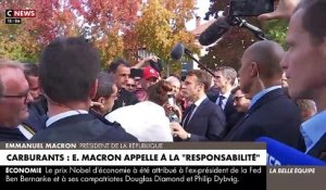 Emmanuel Macron appelle les directions des groupes pétroliers et les syndicats à "la responsabilité", en soulignant que "le blocage" des dépôts de carburant n'est "pas une façon de négocier"