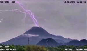 La foudre tombe sur le volcan Merapi... magnifique