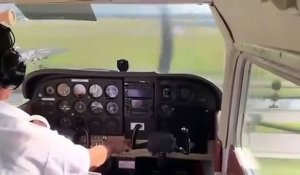 Atterrissage musclé après la sortie de piste de son avion