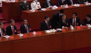 Chine: paraissant affaibli, l'ex-président Hu Jintao escorté vers la sortie lors du congrès du parti communiste chinois