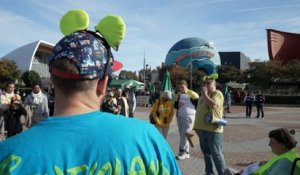 Disneyland Paris : «Ça enlève de la magie !», les « Oreilles jaunes » manifestent leur colère