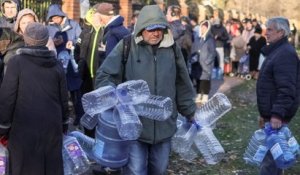 Privés d'eau après les frappes russes, des habitants de Kiev se ruent sur la fontaine d'un parc