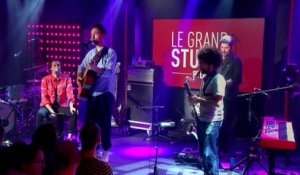 Charlie Winston interprète  " Shifting paradigms " dans le Grand Studio RTL