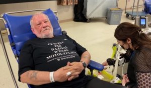 Michel Houde effectue un 225e don de sang chez Héma-Québec