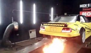 Une voiture un peu trop puissante prend feu pendant un test moteur