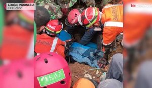 Miracle en Indonésie : un enfant de six ans extrait vivant des décombres, deux jours après le séisme