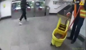 Un policier New Yorkais sauve un homme tombé sur la voie dans le métro... beau geste