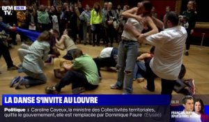 Au musée du Louvre, une troupe de danseurs chorégraphie certaines œuvres au milieu des visiteurs