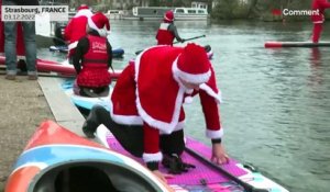 Des pères Noël naviguent en paddle à Strasbourg