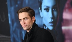 Robert Pattinson fait sa première apparition sur tapis rouge avec Suki Waterhouse après quatre ans de relation