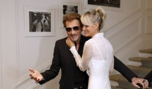 VOICI - Mort de Johnny Hallyday : les images émouvantes de Laeticia Hallyday devant sa tombe à Saint-Barthélemy