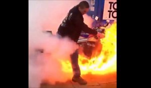Sa moto prend feu pendant un burn, en mode Ghost Rider