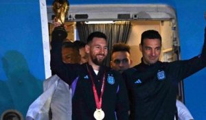 Lionel Messi, la Coupe du monde à la main, à la descente de l'avion, à Buenos Aires
