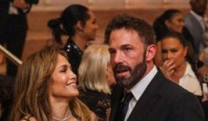 Ben Affleck prend le micro aux côtés de Jennifer Lopez lors d’une fête de fin d’année