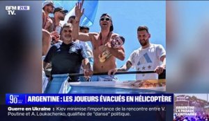 Le gardien argentin, Emiliano Martinez, se moque de nouveau de Kylian Mbappé lors de la parade des champions du monde à Buenos Aires
