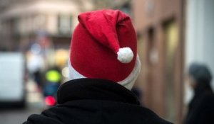 Lyon : le père Noël et des bénévoles distribuent des présents et des repas aux sans-abri