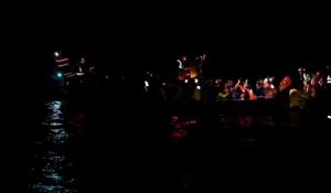 L'Ocean Viking, navire humanitaire de SOS Méditerranée, a secouru 113 personnes en mer Méditerranée pour sa première opération depuis son accostage en France en novembre - Regardez