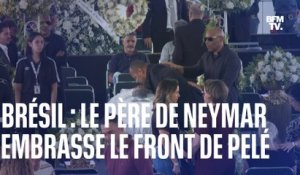 Brésil: le père de Neymar embrasse le front de Pelé lors de sa veillée funèbre