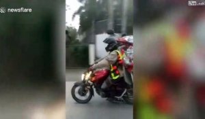 Ce motard transporte la moto en panne de son ami