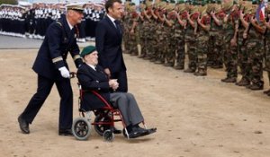 79 ans du Débarquement : Emmanuel Macron avec Léon Gautier à Colleville-Montgomery