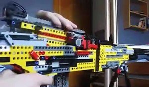 Cette mitraillette LEGO fait très mal