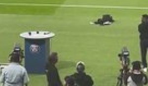 Hakimi tente de prendre la balle des pieds de Mbappé, Neymar, Messi et Ramos