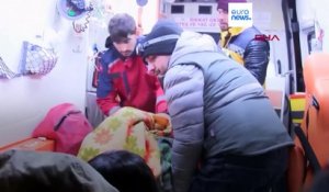 Séisme en Turquie : des sauvetage d' "enfants miraculeux" coincés sous les gravats