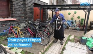 Claude répare des vélos pour payer l'Ehpad de sa femme