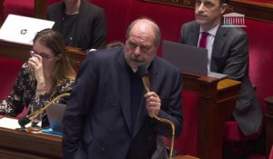 Éric Dupond-Moretti présente ses excuses après ses deux bras d'honneur dans l'hémicycle