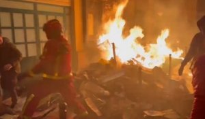 Réforme des retraites : la façade d'un immeuble incendié à Paris