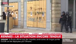 Retraites: Situation tendue à Rennes avec des manifestants qui jettent des projectiles vers les forces de l'ordre - Regardez