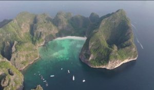 La cohabitation difficile entre touristes et requins à Maya Bay en Thaïlande, devenue célèbre par le film "La Plage"