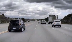 Etats-Unis: Regardez les images impressionnantes d’un accident sur une autoroute où un pneu propulse un véhicule à plusieurs mètres du sol - VIDEO
