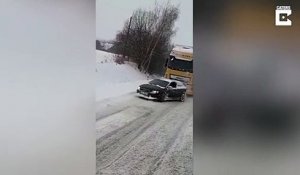 Une Audi tire un camion dans une pente enneigée