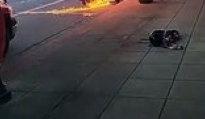 Une moto en feu a une drôle de réaction