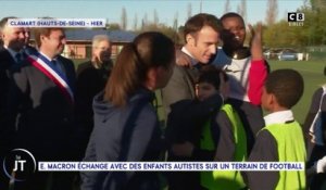 Le journal : E. Macron échange avec des enfants autistes sur le terrain de football