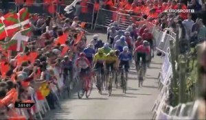 Terrible mur final : un accrochage, des coureurs à pied, puis Vingegaard s'est envolé