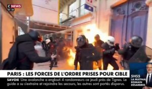 Manifestation contre les retraites : Regardez ces policiers attaqués avec un cocktail molotov alors qu'ils protègent des pompiers qui éteignent un incendie -