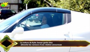 La voiture de Kylie Jenner garée chez  alimente les rumeurs d'une relation amoureuse