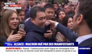 "On est là, même si Macron ne veut pas, on est là": un chant de manifestants entonné pendant le bain de foule d'Emmanuel Macron