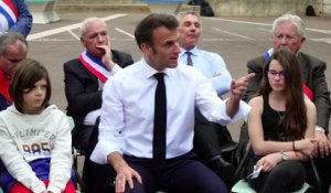 Le pacte enseignant "permettra à des enseignants de toucher jusqu'à 500 euros par mois en plus", assure Emmanuel Macron