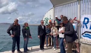 Les Libres Nageurs jettent une bouteille symbolique pour rendre la digue aux Marseillais