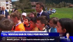 Emmanuel Macron à la rencontre d'enfants en marge de son déplacement dans le Doubs