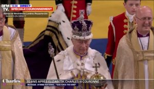 Le roi Charles III s'avance dans l'abbaye de Westminster accompagné par l'hymne "God Save The King"
