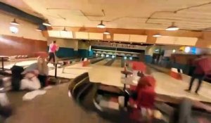 Ce pilote de drone est incroyable... Visite d'un bowling à toute vitesse