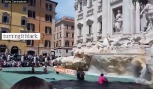 Italie: Regardez des militants écologistes de l’organisation "Last Generation" colorer en noir hier le bassin de la célèbre fontaine de Trévi à Rome - VIDEO