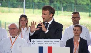 Emmanuel Macron évoque une cinquantaine de médicaments dont la production doit être "relocalisée" en France