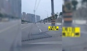 Une route plutot dangereuse en Chine.. poteaux en plein milieu