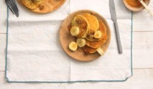 Recette de pancakes aux noix et à la banane en vidéo
