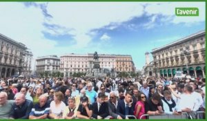 "Un dernier adieu": à Milan, les admirateurs de Berlusconi affluent pour ses funérailles